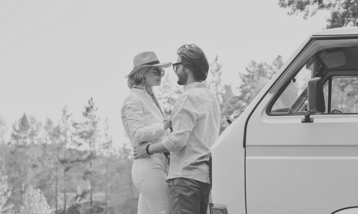 Famiglia che partecipa a una sessione di coaching in un ambiente sereno e professionale