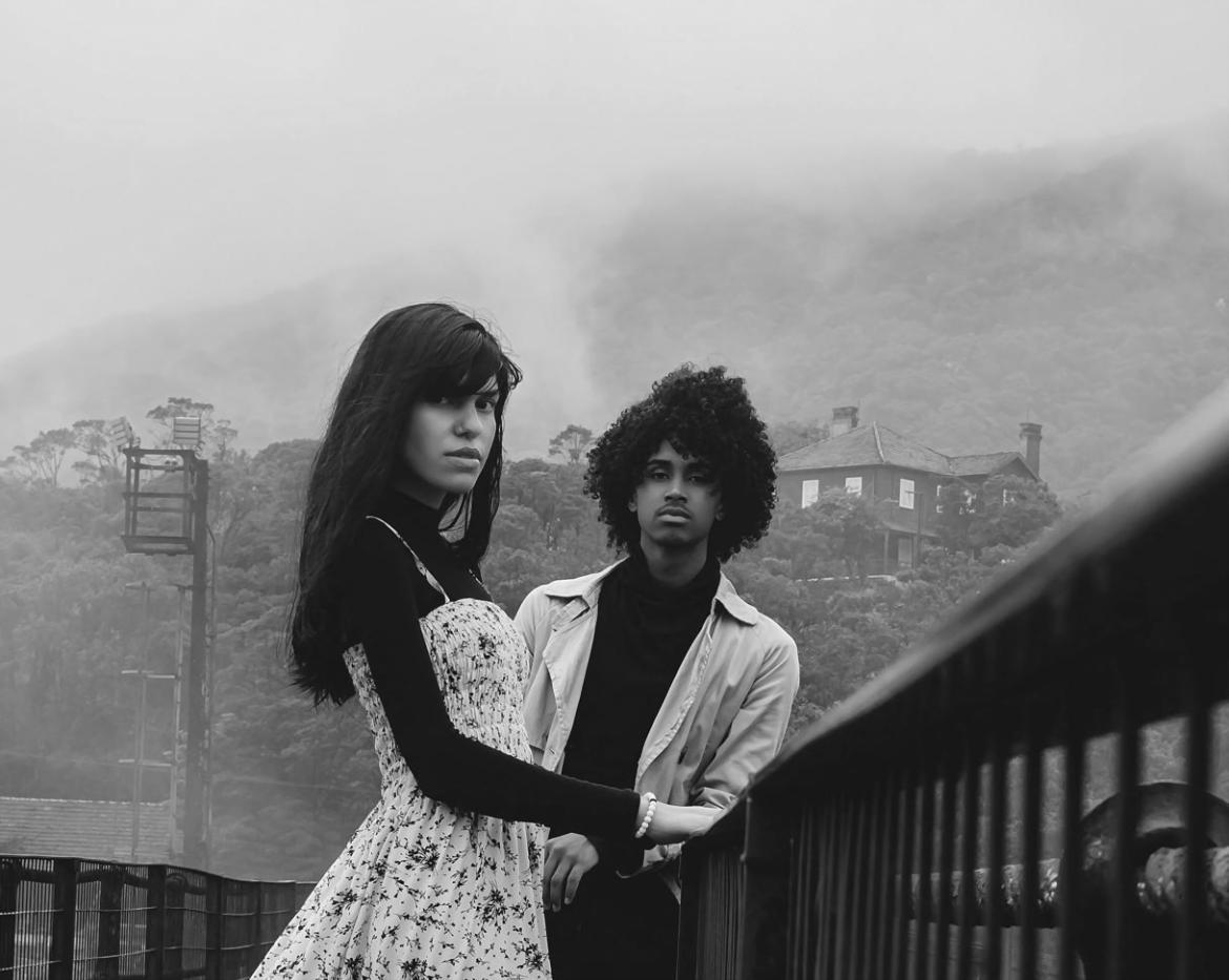 Famiglia che dialoga in un ambiente sereno e accogliente